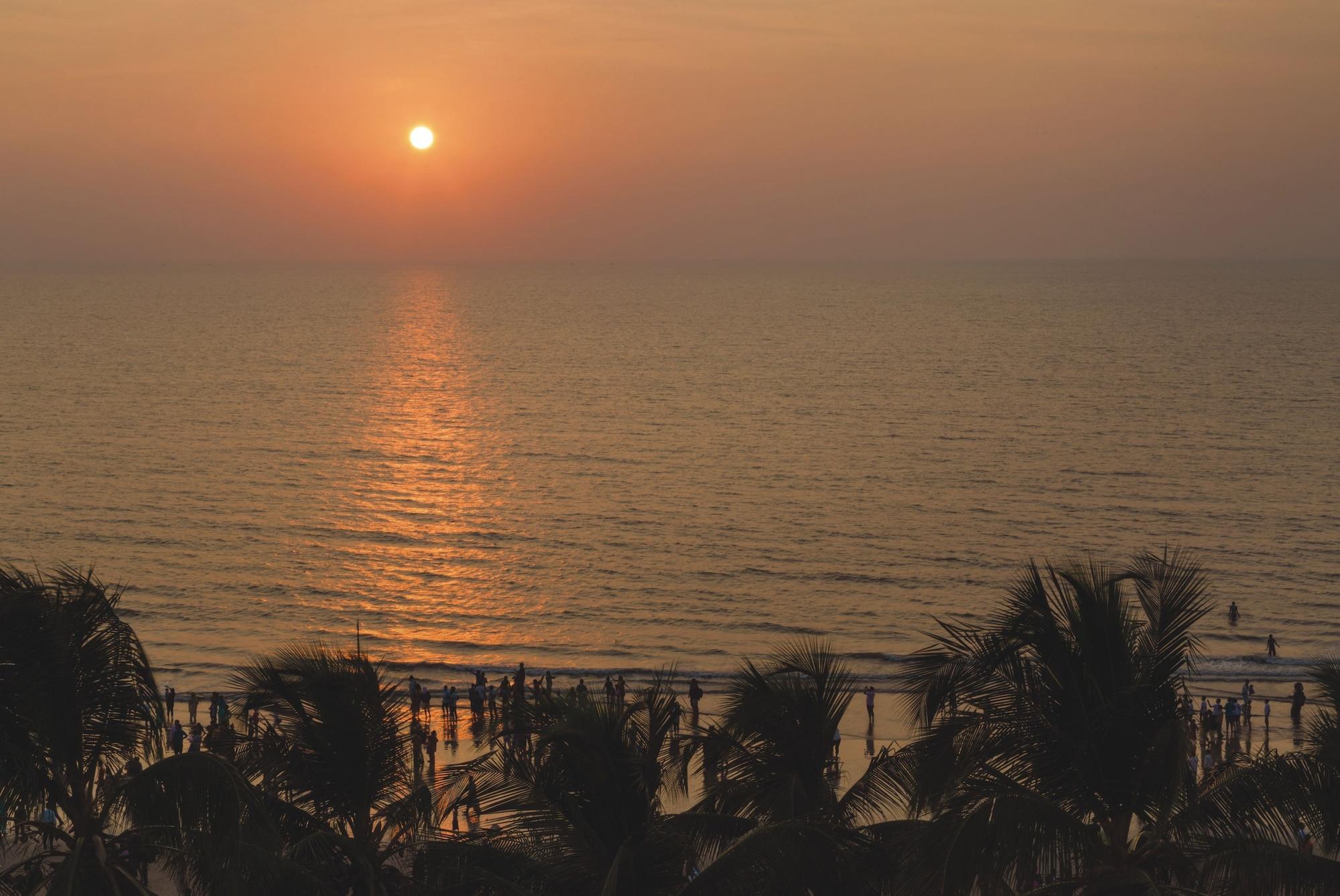 Ramada Plaza By Wyndham Palm Grove Hotel Мумбай Екстериор снимка Sunset at Marina Beach