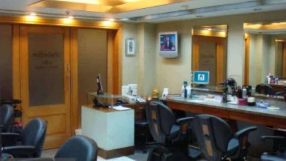 Ramada Plaza By Wyndham Palm Grove Hotel Мумбай Екстериор снимка A dental practice in Mumbai, India