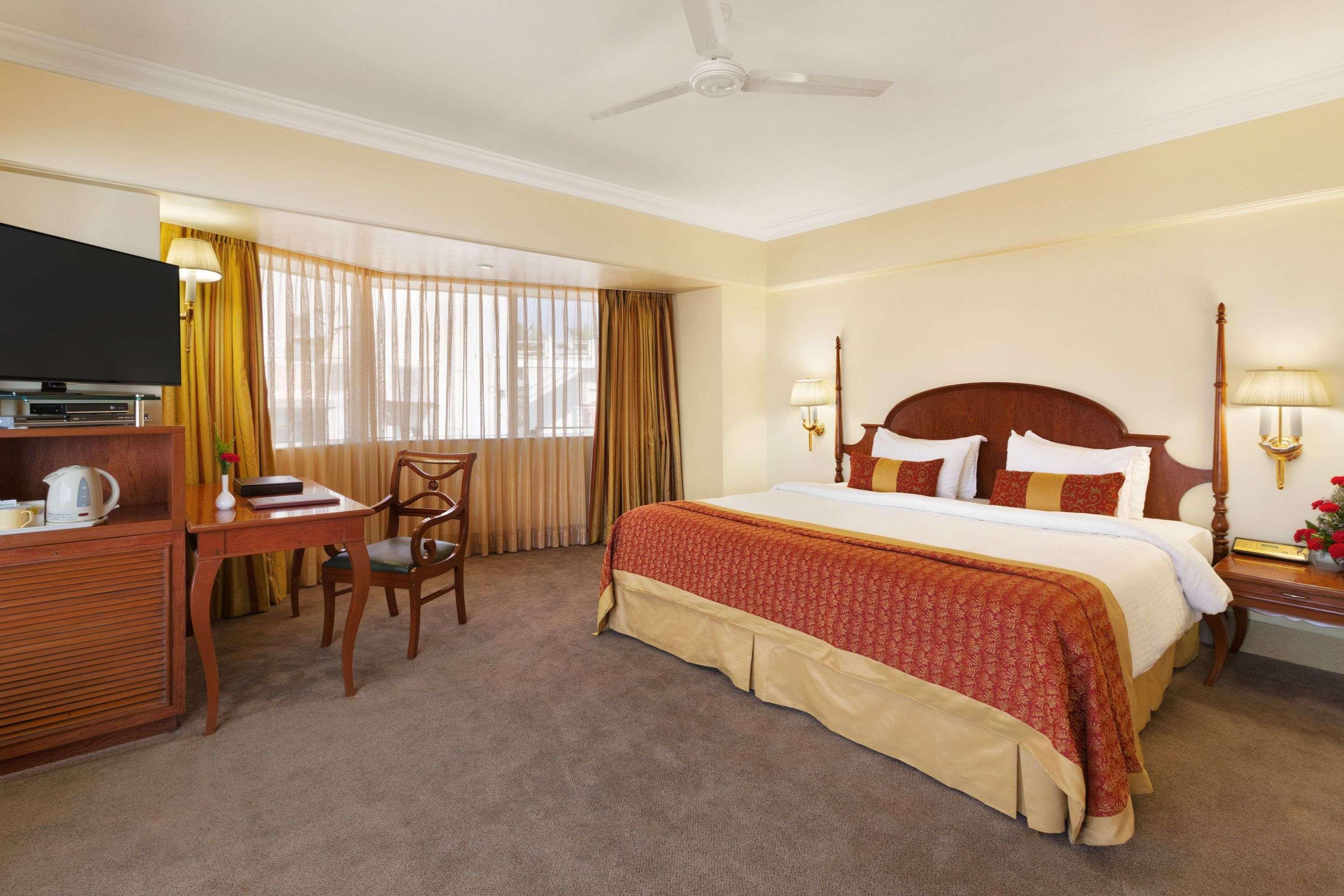 Ramada Plaza By Wyndham Palm Grove Hotel Мумбай Екстериор снимка A room at the hotel