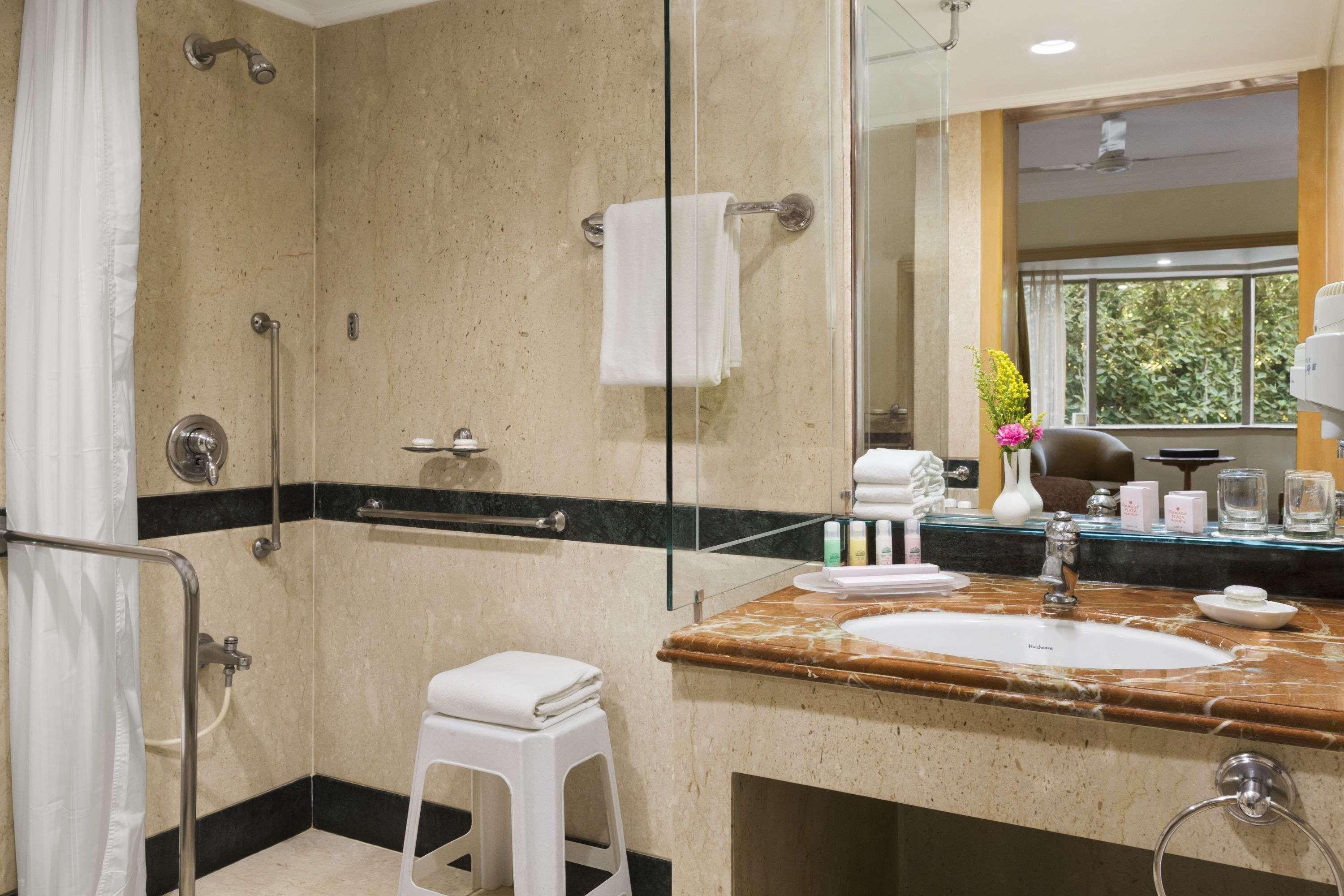 Ramada Plaza By Wyndham Palm Grove Hotel Мумбай Екстериор снимка Bathroom