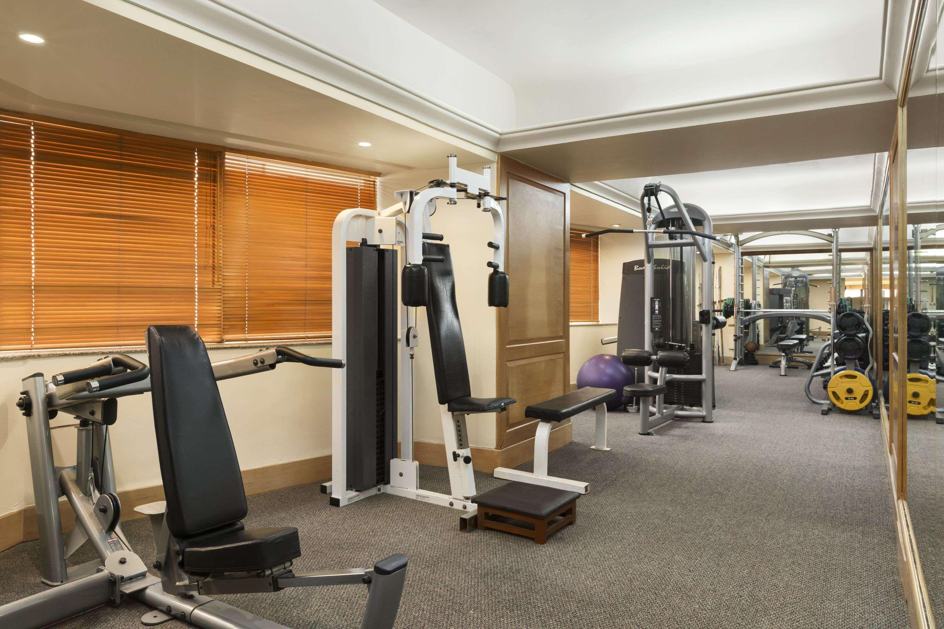 Ramada Plaza By Wyndham Palm Grove Hotel Мумбай Екстериор снимка The gym at the hotel