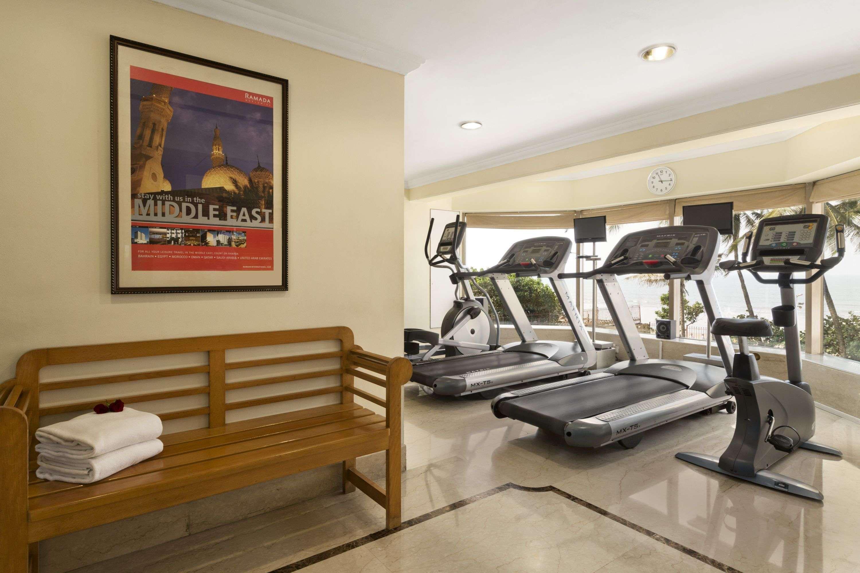 Ramada Plaza By Wyndham Palm Grove Hotel Мумбай Екстериор снимка The gym at the hotel