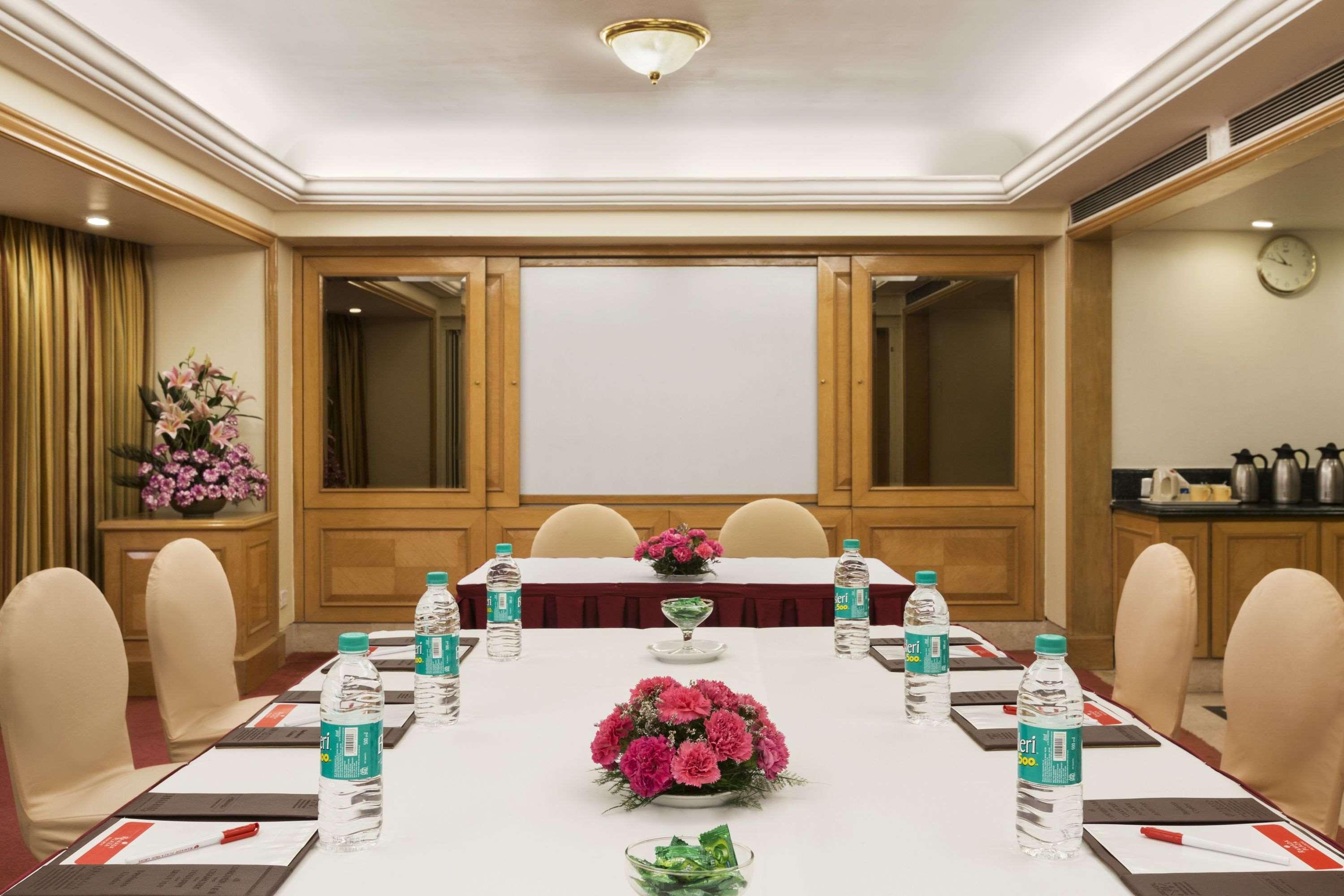 Ramada Plaza By Wyndham Palm Grove Hotel Мумбай Екстериор снимка Boardroom at the Taj Bengal