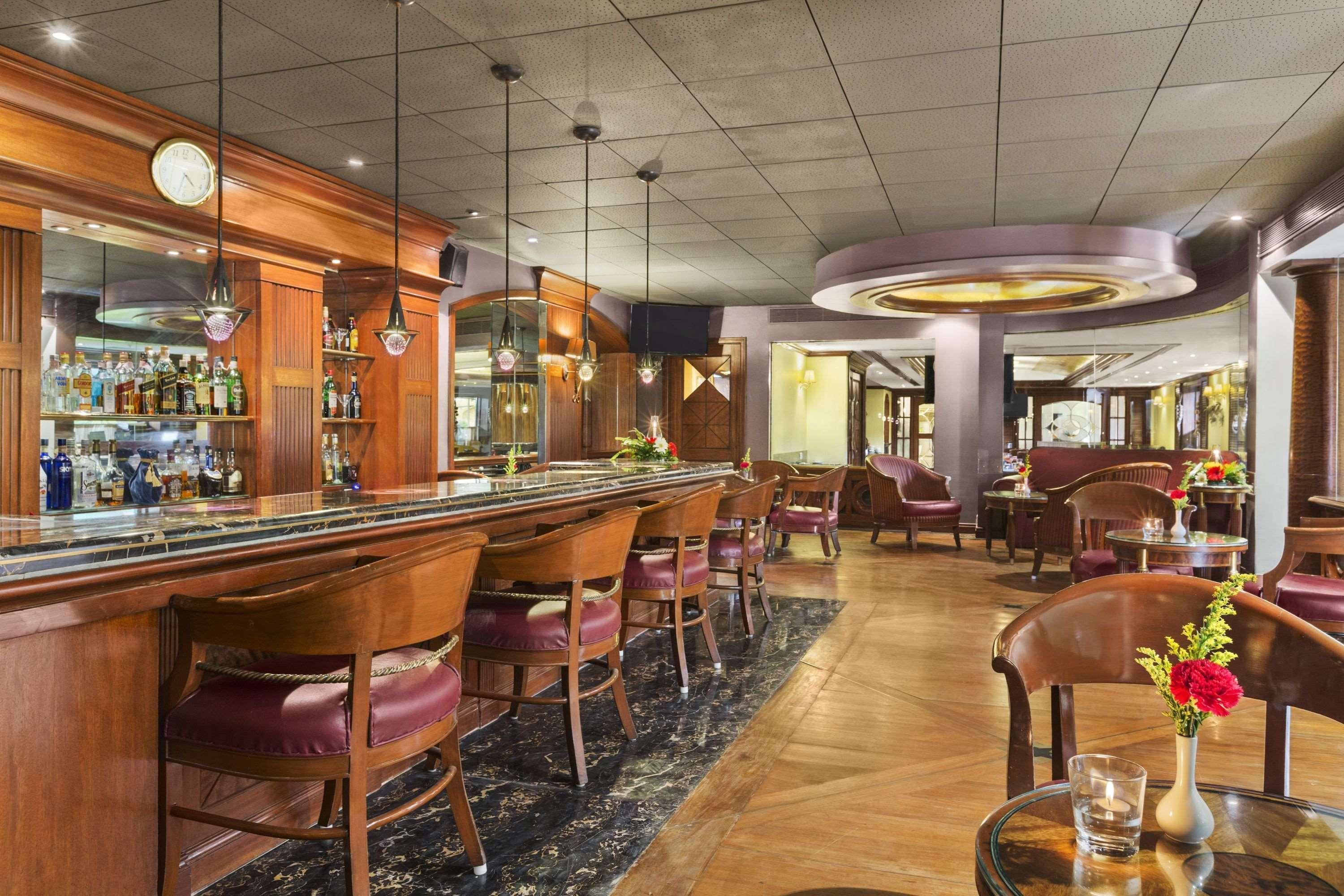 Ramada Plaza By Wyndham Palm Grove Hotel Мумбай Екстериор снимка The bar at the restaurant