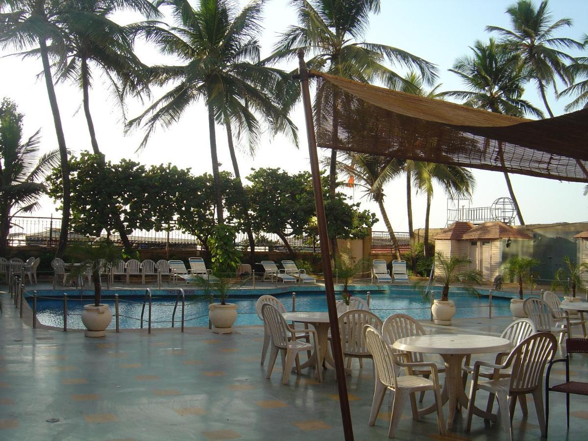 Ramada Plaza By Wyndham Palm Grove Hotel Мумбай Екстериор снимка The pool at the hotel