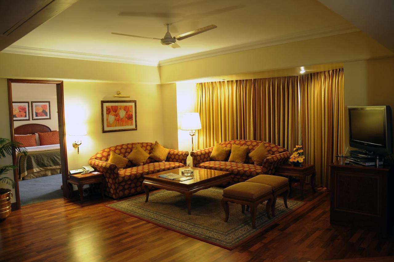 Ramada Plaza By Wyndham Palm Grove Hotel Мумбай Екстериор снимка A living room in a suite at the Taj Mahal Palace, Mumbai