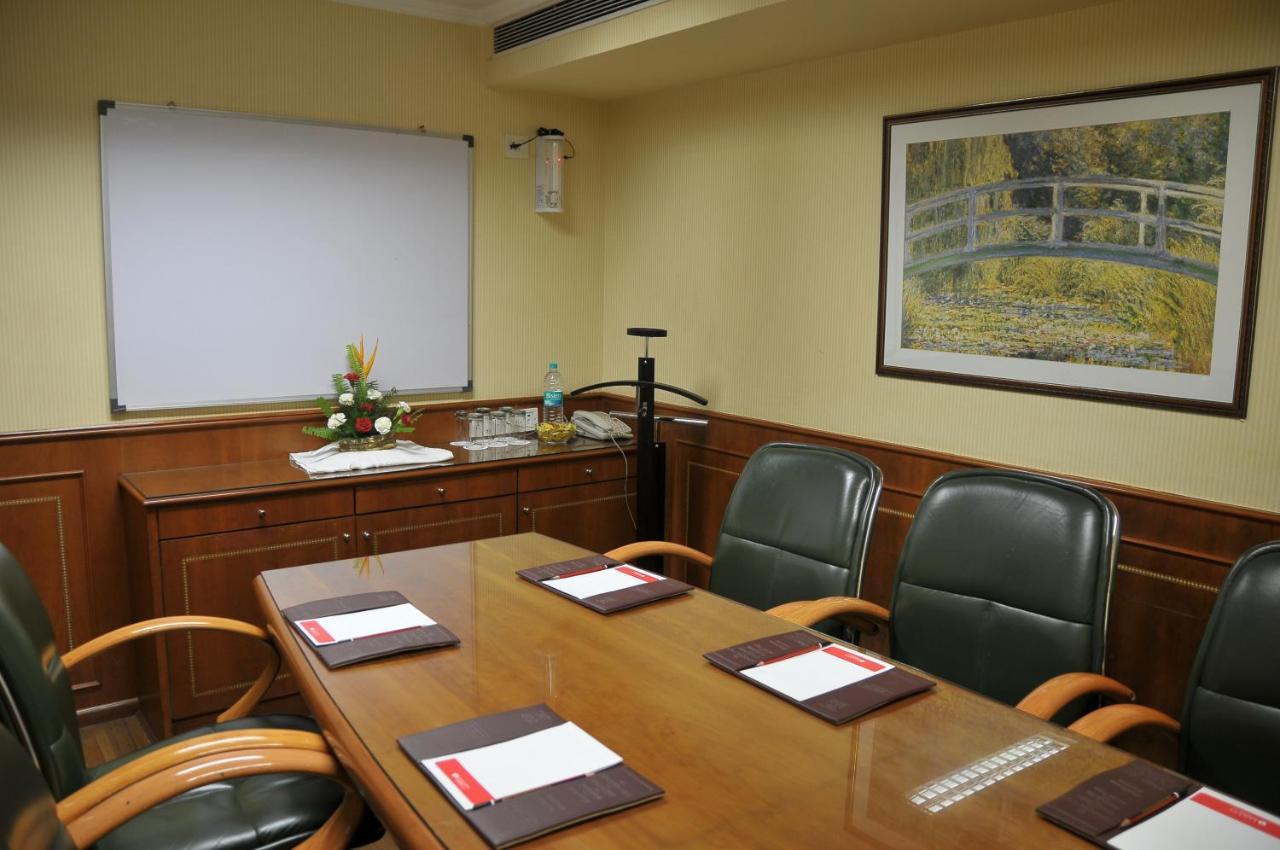 Ramada Plaza By Wyndham Palm Grove Hotel Мумбай Екстериор снимка A meeting room at the hotel