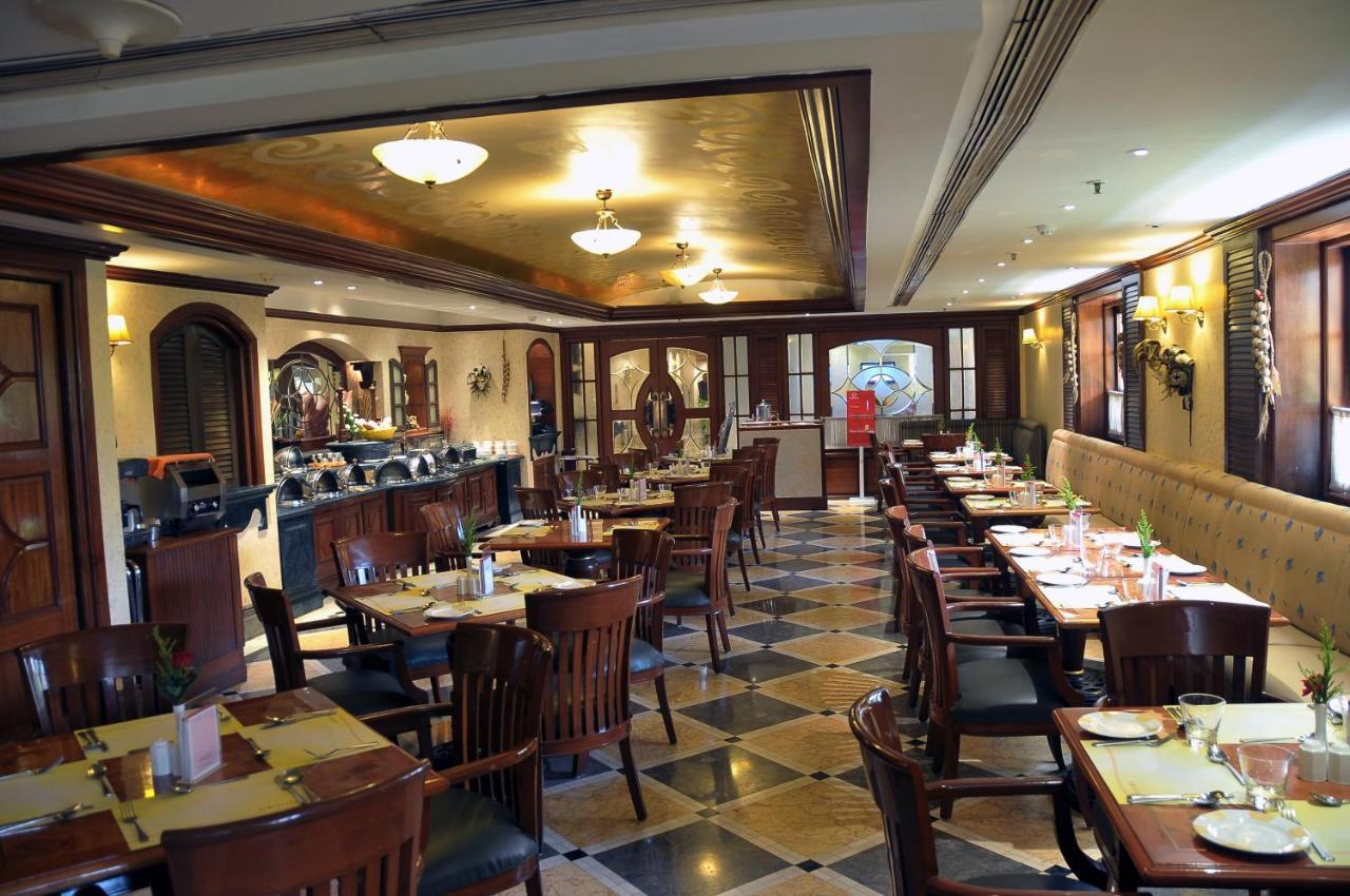 Ramada Plaza By Wyndham Palm Grove Hotel Мумбай Екстериор снимка The interior of the restaurant