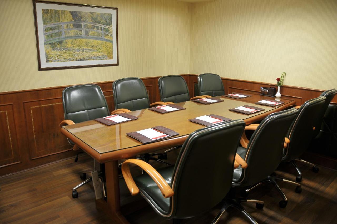 Ramada Plaza By Wyndham Palm Grove Hotel Мумбай Екстериор снимка A boardroom