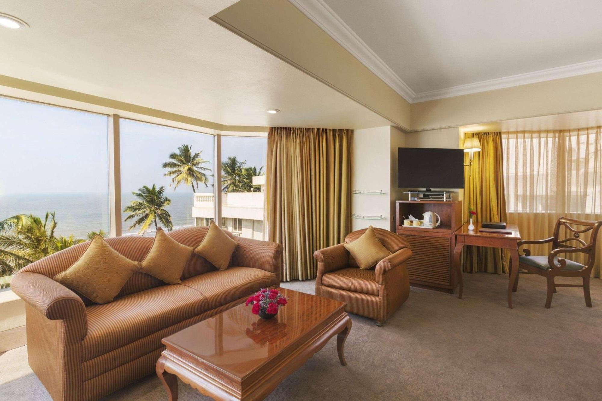 Ramada Plaza By Wyndham Palm Grove Hotel Мумбай Екстериор снимка