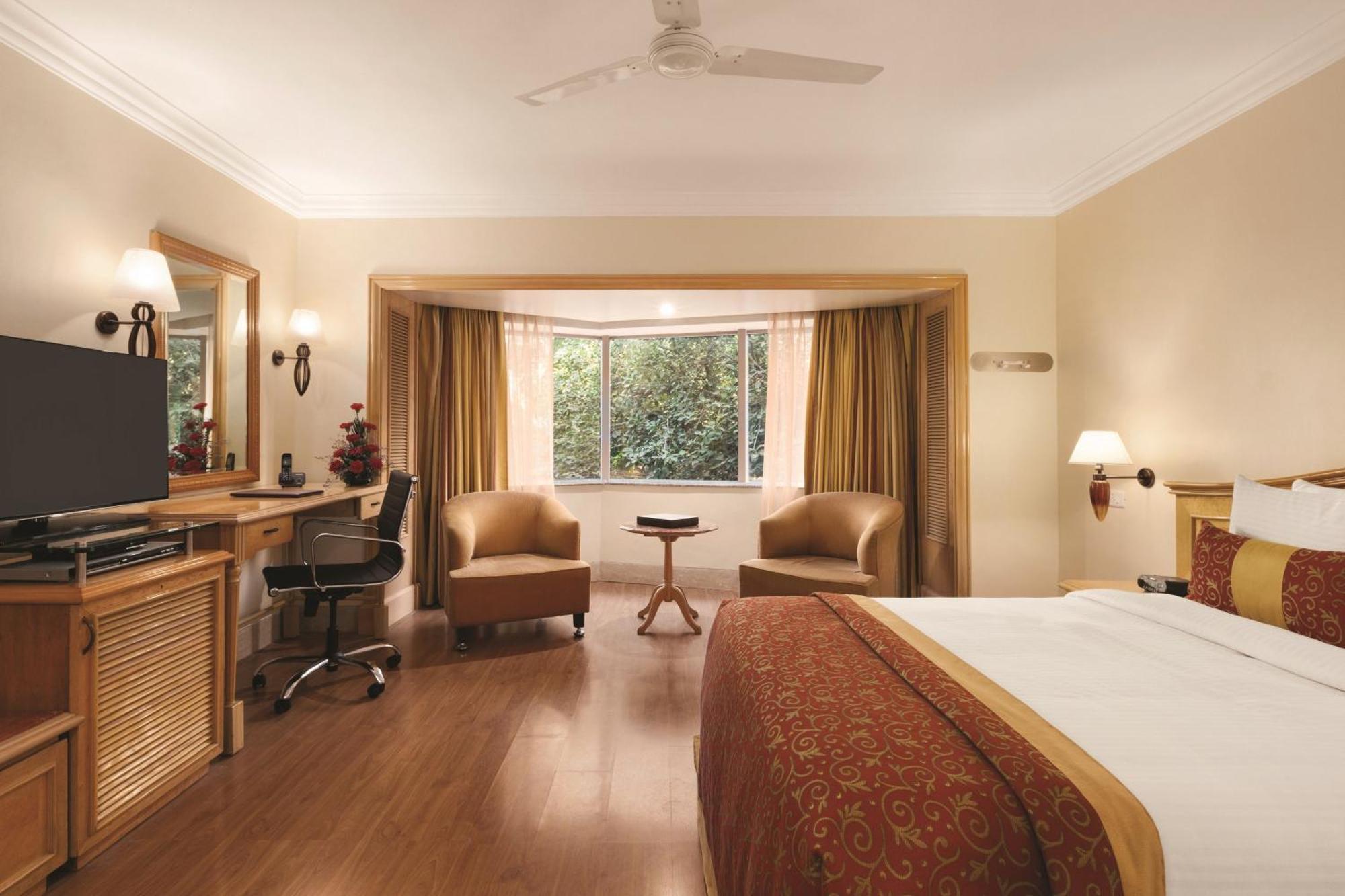 Ramada Plaza By Wyndham Palm Grove Hotel Мумбай Екстериор снимка
