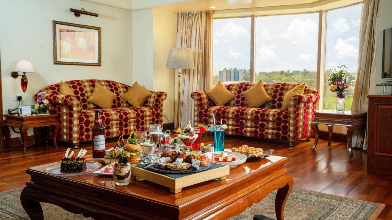 Ramada Plaza By Wyndham Palm Grove Hotel Мумбай Екстериор снимка A living room in a suite at the Taj Bengal